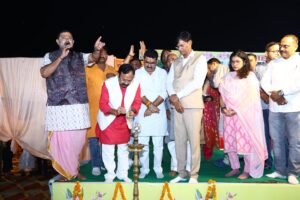 दीप प्रज्ज्वलित कर सांसद अशोक रावत, विधायक रामकृष्ण भार्गव, एम एल सी पवन सिंह, सी डि ओ प्रणता ऐश्वर्या ने किया रामलीला का शुभारंभ मिश्रिख / महर्षि दधीचि रामलीला न्यास मिश्रिख द्वारा मिश्रिख में सोमवार से ब्राइट फ्यूचर एकेडमी दिल्ली द्वारा रामलीला का मंचन दिव्य और भव्य शुभारंभ किया गया। रामलील में प्रभु श्री राम के जन्म पर गूंज उठा रामलीला परिसर मुख्य अतिथि सांसद अशोक रावत, क्षेत्रीय विधायक रामकृष्ण भार्गव व एमएलसी पवन सिंह चौहान ने दीप प्रज्वलित कर रामलीला का उद्घाटन किया। न्यास समिति के सदस्यों ने सांसद अशोक रावत , क्षेत्रीय विधायक रामकृष्ण भार्गव व एमएलसी पवन सिंह चौहान, भाजपा जिलाध्यक्ष राजेश शुक्ला का राजीव ओझा, रामबक्स सिंह, संजय राठौर देवेश पांडेय, भास्कर मिश्रा, फूल मालाओं और प्रतीक चिन्ह देकर स्वागत सम्मान किया। कार्यक्रम में न्यास समिति के अध्यक्ष राजीव ओझा , संयोजक अधिवक्ता रामबक्स सिंह ने सीडीओ प्रणता ऐश्वर्या , डीपीआरओ निरीशचंद्र साहू ,एसडीएम शैलेन्द्र कुमार मिश्रा,कोतवाल अरविंद कुमार सिंह, व संत महात्माओं का स्वागत सम्मान किया। इस दौरान विधायक रामकृष्ण भार्गव ने कहा कि रामलीला के मंचन से लोगों में भगवान राम के प्रति सद्भावना उत्पन्न होती है।उन्होंने सभी से प्रभु श्री राम के आदर्शो पर चलने का आव्हान किया। इसके बाद रामलीला का श्री गणेश की मनमोहक झांकी से शुरू हुआ, जिसमें दर्शक लोग रामलीला देख मुग्ध हो गए। श्री महर्षि दधीचि रामलीला न्यास समिति के द्वारा आयोजित प्रथम रात्रि में रामलीला में राम जन्म और ताड़का वध का प्रभावशाली मंचन किया । ब्राइट फ्यूचर एकेडमी दिल्ली के कलाकारों ने राजा दशरथ और मंत्री सुमंत के बीच रघुवंश के उत्तराधिकारी की चिंता को लेकर मार्मिक संवाद हुआ। महारानी कौशल्या के मत के बाद राजा दशरथ अपने गुरु वशिष्ठ से सलाह लेने पहुंचे। उन्हें श्रृंगी ऋषि के द्वारा पुत्रयज्ञ करवाने का परामर्श दिया। यज्ञ के बाद अग्निदेव की कृपा से राजा दशरथ को चार पुत्रों की प्राप्ति हुई। इससे अयोध्या में खुशियों की लहर दौड़ गई। इसके बाद विश्वामित्र यज्ञ की रक्षा के लिए राम और लक्ष्मण को अपने साथ ले गए। मार्ग में राम और लक्ष्मण ने ताड़का का वध कर असुरों का विनाश किया। इसके बाद मंचन में विश्वामित्र के साथ जनकपुरी पहुंचकर प्रभु श्रीराम व लक्ष्मण ने नगर की भव्यता काे देखा। पुष्पवाटिका में पहली बार माता सीता और श्रीराम का मिलन हुआ। तदपश्चाद राजा जनक ने स्वयंवर की घोषणा की। इसमें शिव धनुष उठाने की शर्त रखी गई।मंचन में रावण की अहंकारपूर्ण उपस्थिति ने वातावरण को गंभीर बना दिया। श्रीराम ने सहज भाव से शिव धनुष को उठाकर प्रत्यंचा चढ़ाई और धनुष भंग हो गया। इसके बाद सीताजी ने श्रीराम को वरमाला पहनाई। भगवान श्रीराम के गले में माता सीता ने वरमाला डाली तो पूरा परिसर जय श्रीराम के जयकारों से गूंज उठा। देवताओं ने पुष्प वर्षा कर स्वागत किया। इस अवसर पर महंत संतोष दास खाकी ,ब्लॉक प्रमुख रामकिंकर पाण्डेय, ब्लॉक प्रमुख प्रतिनिधि मुनींद्र अवस्थी, गन्ना चीनी मिल के चेयरमेन रामगोपाल अवस्थी, हजारों दर्शक लोग मौजूद रहे। दानदाताओं ने किया खुल कर दान प्रथम बार हो रही रामलीला में सांसद अशोक रावत द्वारा 2 लाख एक हजार रुपए का दान दिया और कहा कि जब तक ईश्वर चाहेगा मैं इस रामलीला को आगे बढ़ाने के लिये दान देता रहूंगा। वहीं विधायक रामकृष्ण भार्गव ने 1 लाख 51 हजार रुपए का सहयोग किया, एम एल सी पवन सिंह ने भी 1 लाख 51 हजार रुपए का सहयोग किया , तथा औरंगाबाद निवासी सौकत अली उर्फ मोनू ने 1 लाख रुपये का सहयोग किया। गोंदलामऊ ब्लाक प्रमुख प्रतिनिधि मुनेन्द्र अवस्थी ने 51 हजार व अश्वनी कुमार सिंह द्वारा 51 हजार का सहयोग किया। उपजिलाधिकारी शैलेन्द्र मिश्रा की प्रेरणा से पुनः शुरू हुई रामलीला ब्राइट फ्यूचर एकेडमी दिल्ली द्वारा मिश्रित नगर में रामलीला का दिव्य आयोजन बीस वर्ष बाद हुई शुरू जिसका पूरा श्रेय उपजिलाधिकारी शैलेन्द्र मिश्रा व न्यास के अध्यक्ष राजीव ओझा, वरिष्ठ अधिवक्ता रामबक्स सिंह, मनोज पाण्डेय , अंकित शुक्ला, भास्कर मिश्रा, विवेक सिंह , देवेश पाण्डेय, अंकुर सिंह आदि कार्यकर्ता द्वारा कड़ी मेहनत करके आयोजन कराया जा रहा है। जिसकी चर्चा पूरे क्षेत्र में हो रही है। पूरे क्षेत्र में इतनी बड़ी दिव्य व भव्य रामलीला का आयोजन कभी नहीं हुआ । सीता स्वयंवर देख मंत्र मुग्ध हुए श्रोता महर्षि दधीचि रामलीला न्यास द्वारा आयोजित रामलीला में सीता स्वयंवर आयोजन किया गया जिसमें राजा जनक द्वारा शिव धनुष पिनाक उठाने की शर्त रक्खी कि जो इस शिव धनुष की प्रत्यंचा चढ़ायेगा उसी के साथ अपनी पुत्री सीता विवाह होगा। सभी देशों के राजाओं का निमंत्रण भेजा गया जिसमें लंका नरेश रावण को निमंत्रण नहीं भेजा गया जिससे नाराज रावण सभा में उपस्थित हुआ जिसमें सभी राजा भयभीत हो गए। बारी बारी से सभी राजाओं ने धनुष उठाने का प्रयास किया पर सभी विफल रहे जिससे राज जनक ने धरती पर सारे वीर हीन होने की बात कही जिससे लक्ष्मण जी कामी नाराज होकर गुरू की आज्ञा से पूरी धरती उठाने की बात कही जिससे गुरु विश्वामित्र ने श्री राम को धनुष पर प्रत्यंचा चढ़ाने की आज्ञा दी। श्री राम द्वारा धनुष उठाया गया तथा प्रत्यंचा चढ़ाते समय धनुष भंग हो गया । जिसके बाद माता सीता द्वारा राम को वरमाला पहनाई गई और अयोध्या के लिए प्रस्थान किया "जब तें रामु ब्याहि घर आये। नितिन नव मंगल मोद बनाए।। भुवनु चारिदस भूधर भारी। सुकृति मेष बरषहि सुख भारी"।।